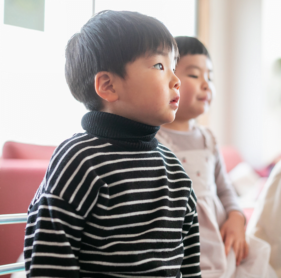 Young boy looking with anticipation at a teacher who is off camera during a fun lesson at Rocket English School・ロケットイングリッシュスクールでの楽しいレッスン中、カメラに映らない先生を期待に満ちたまなざしで見つめる少年