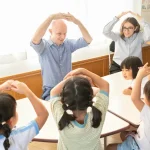 先生と子供がレッスンを楽しんでいる。