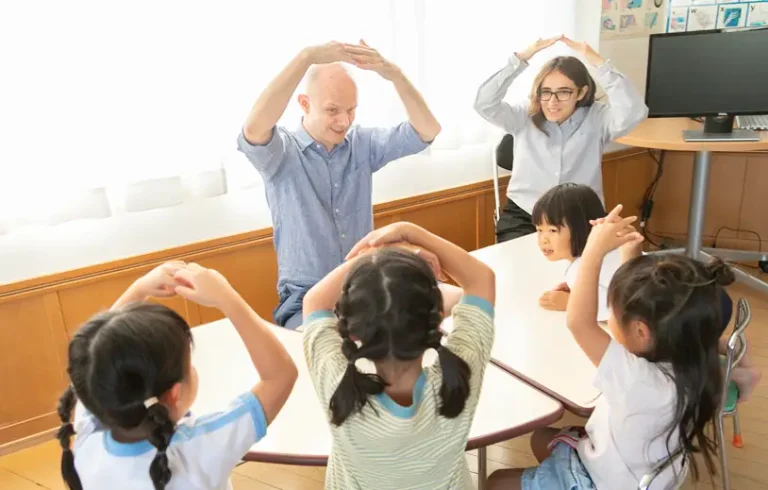 先生と子供がレッスンを楽しんでいる。