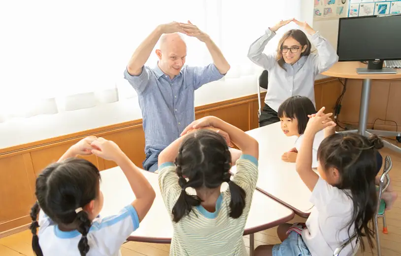 先生と子供がレッスンを楽しんでいる。