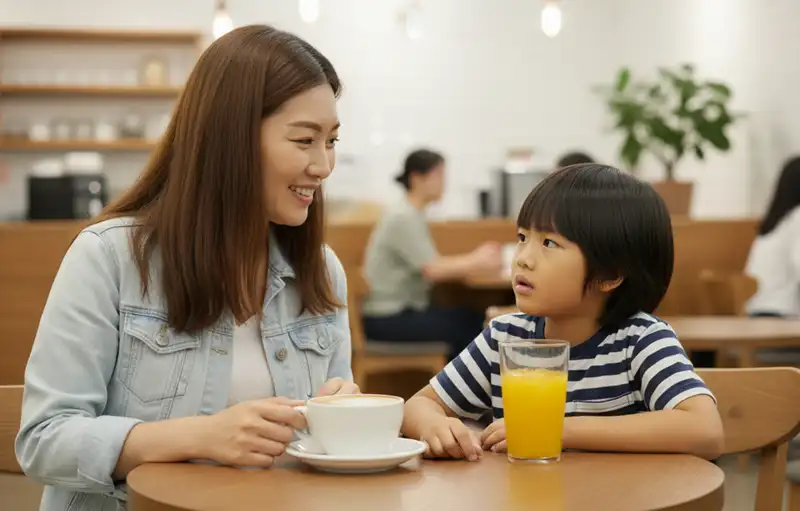 カフェで母親と息子が楽しい時間を過ごしている様子。