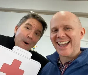 関西英語教育カンファレンスにて、講演者同士で記念撮影するRocket English SchoolのAaron講師