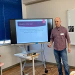 関西英語教育カンファレンスで、英語教室のオンライン集客とSEOについて講演するRocket English SchoolのAaron講師