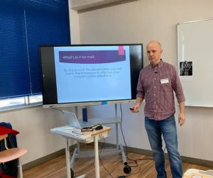 関西英語教育カンファレンスで、英語教室のオンライン集客とSEOについて講演するRocket English SchoolのAaron講師